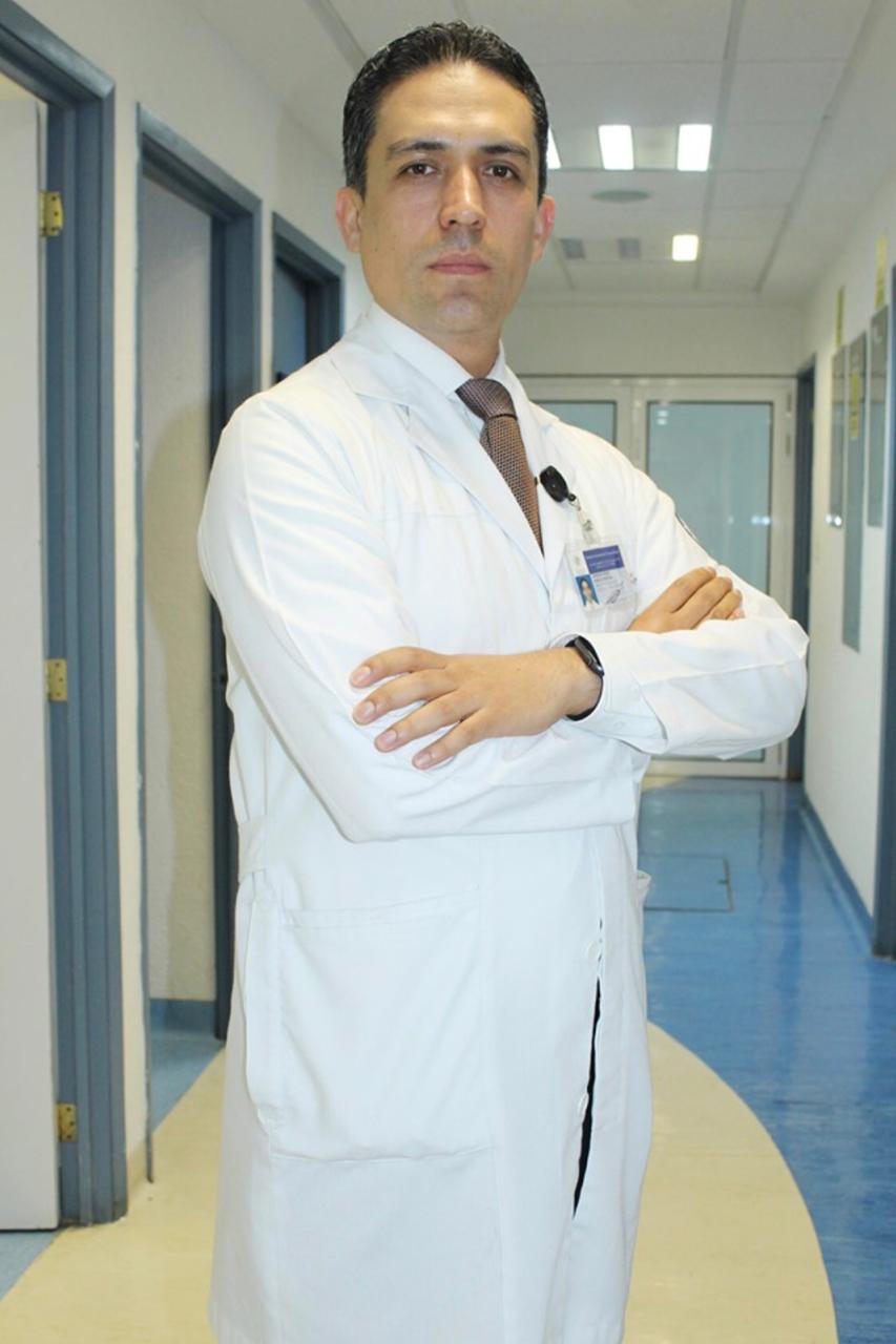 Dr. Dorian García con bata médica